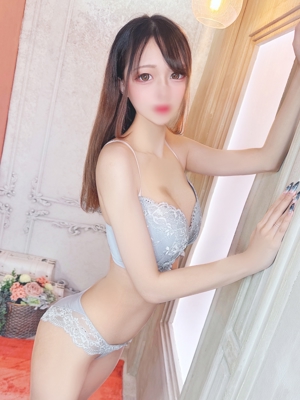 ねる【感度抜群F乳看護学生】